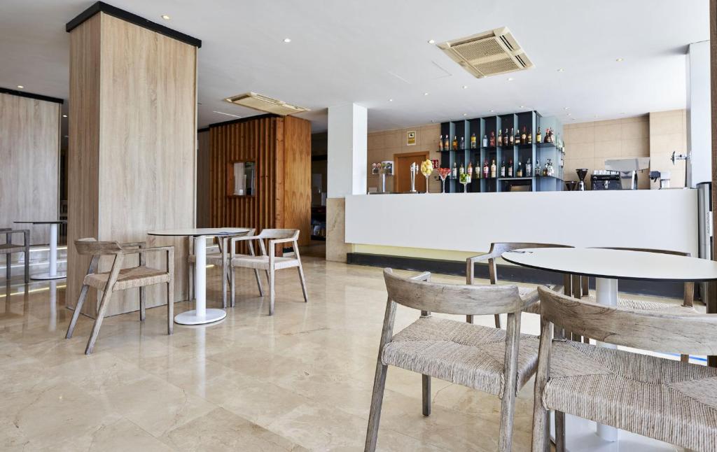 Globales Cala Viñas Adults Only 16+ — Restaurant & bars in Cala Vinas, Balearic Islands