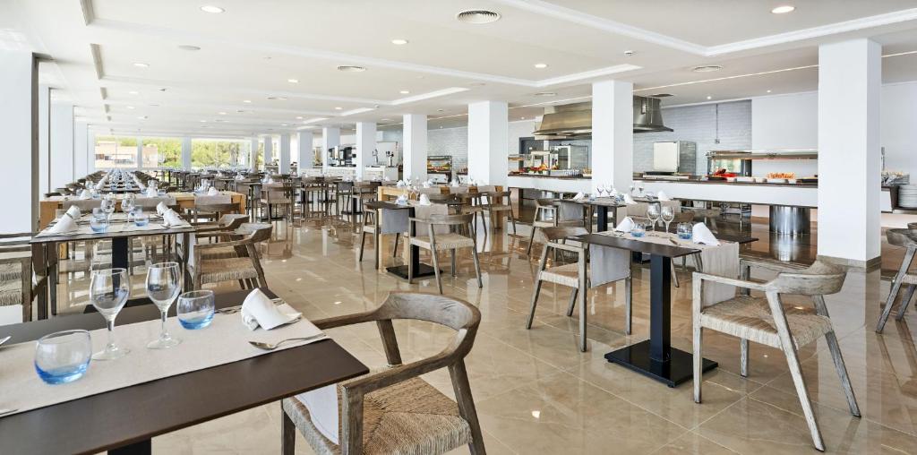 Globales Cala Viñas Adults Only 16+ — Restaurant & bars in Cala Vinas, Balearic Islands