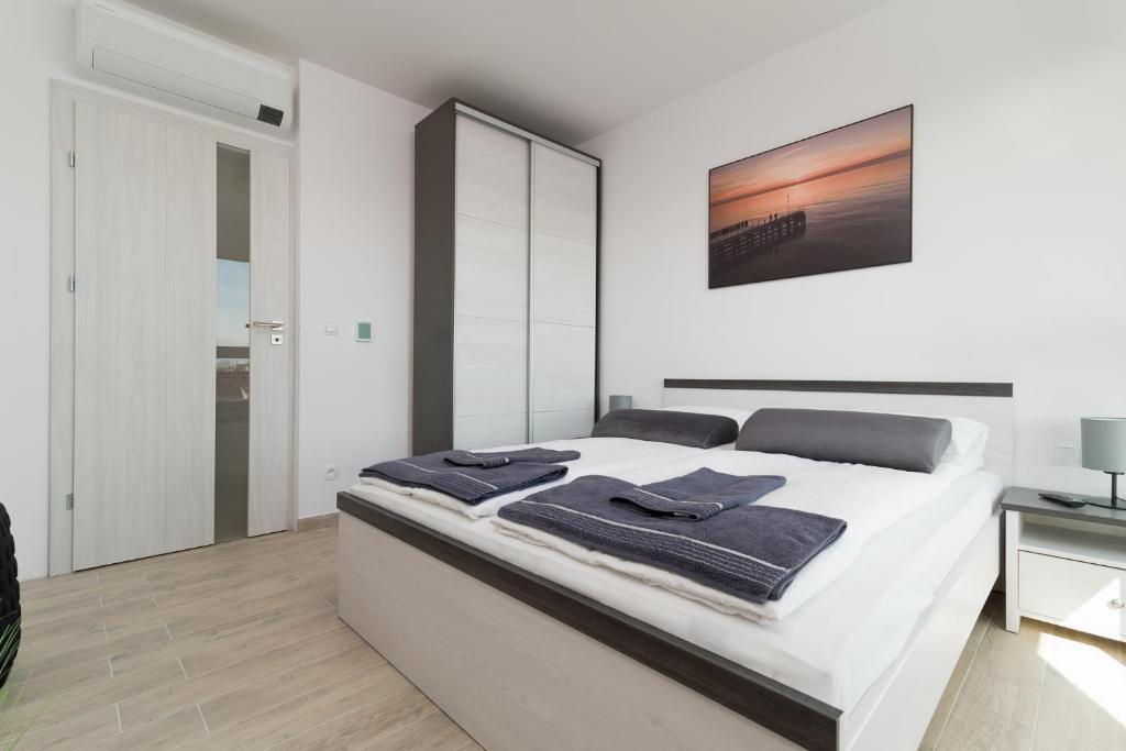 3. Apartame..