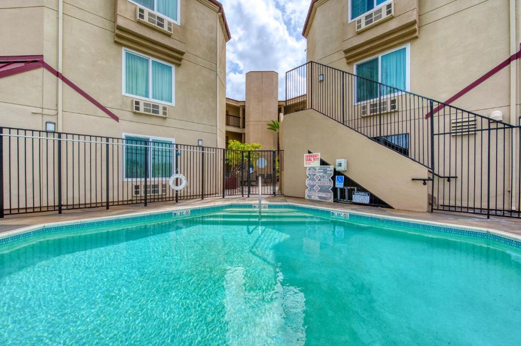 Days Inn by Wyndham Carlsbad photo