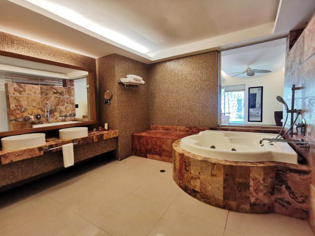 Artisan Family Hotels And Resort Collection Playa Esmeralda Photo 40
