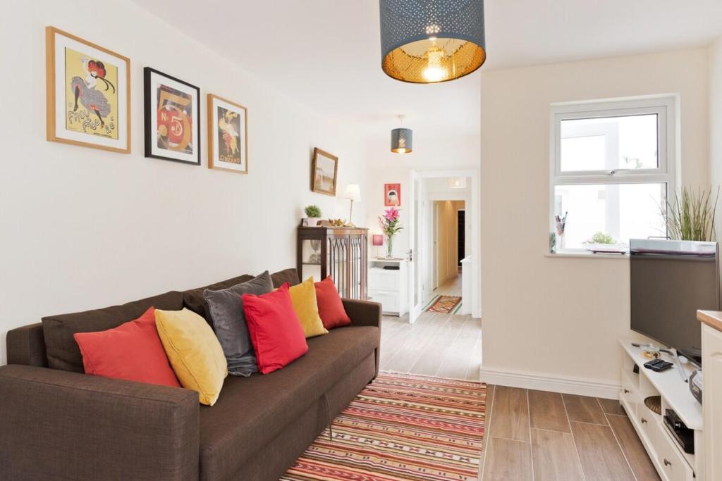 Charming Riverside Apartment - Minutes from City, Dublino