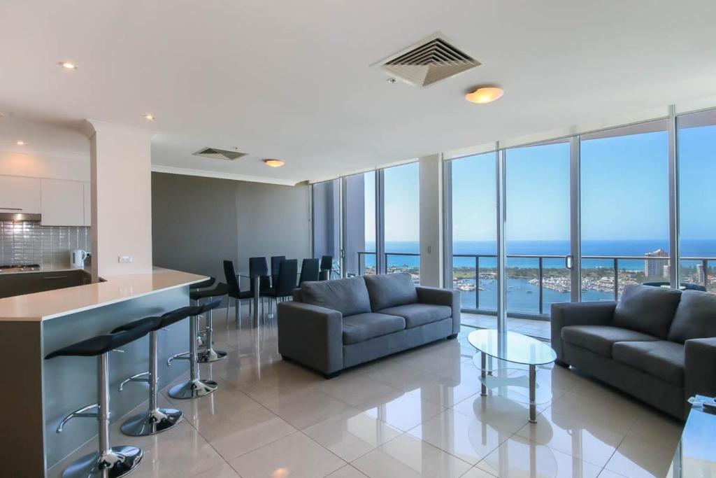 Spacious 3 Bedroom Apartment on the 39th floor with Pool — Hotel in Gold Coast