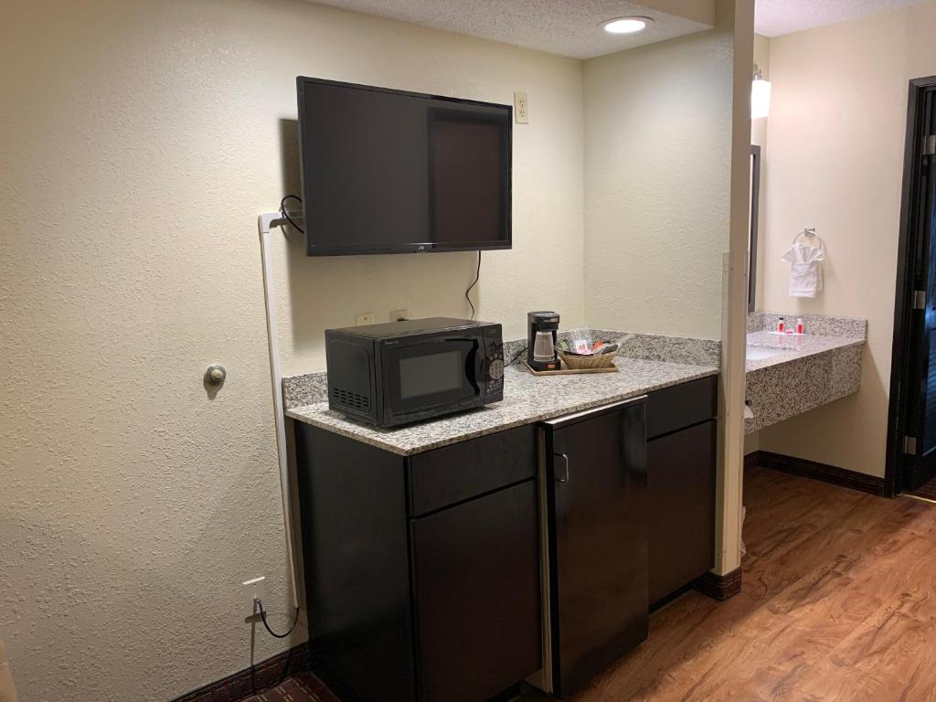 Super 8 By Wyndham Metropolis Photo 32