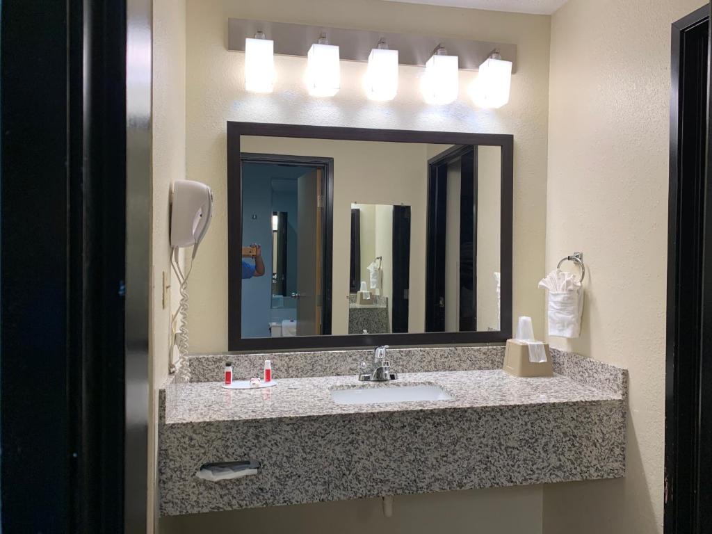 Super 8 By Wyndham Metropolis Photo 33