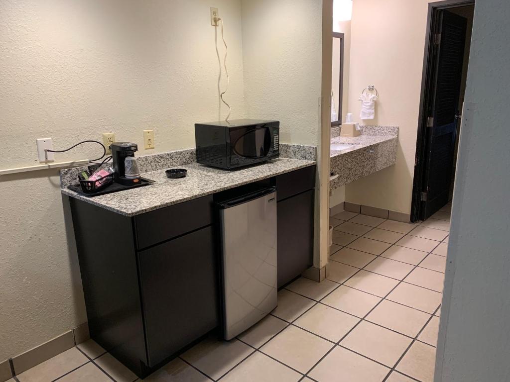 Super 8 By Wyndham Metropolis Photo 34