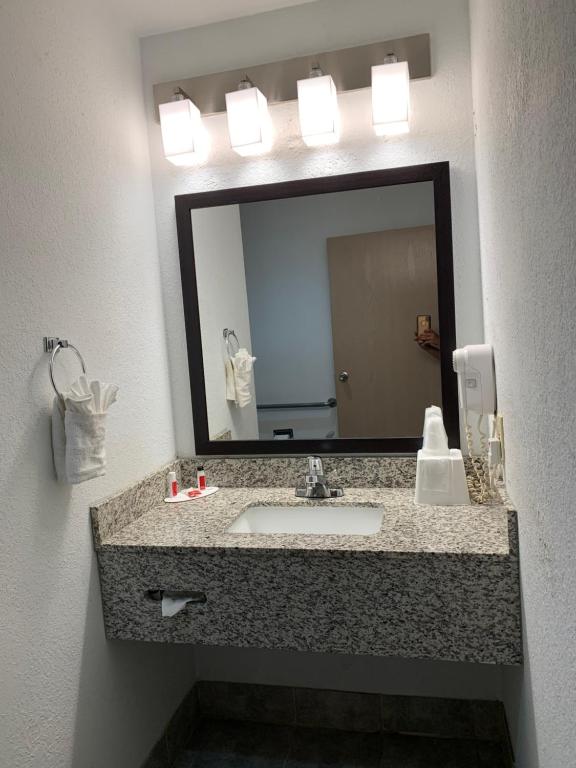 Super 8 By Wyndham Metropolis Photo 35