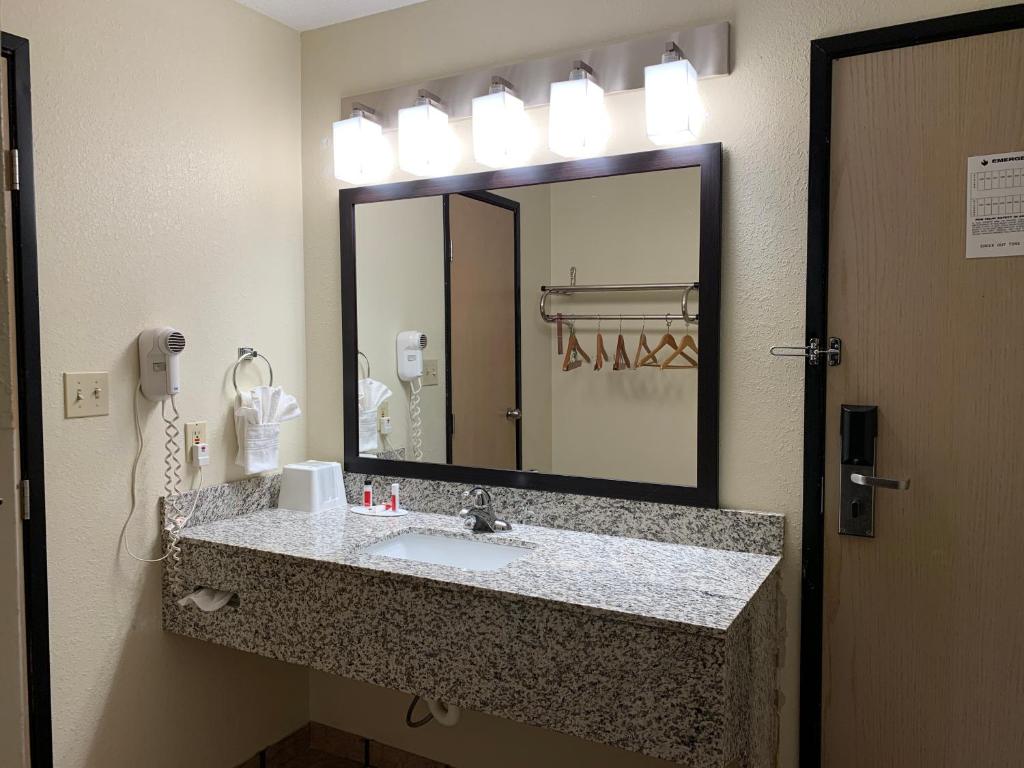 Super 8 By Wyndham Metropolis Photo 36