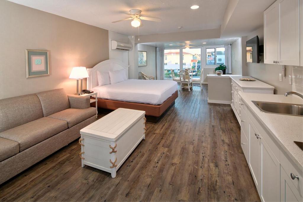 The Surf Club Oceanfront Hotel photo