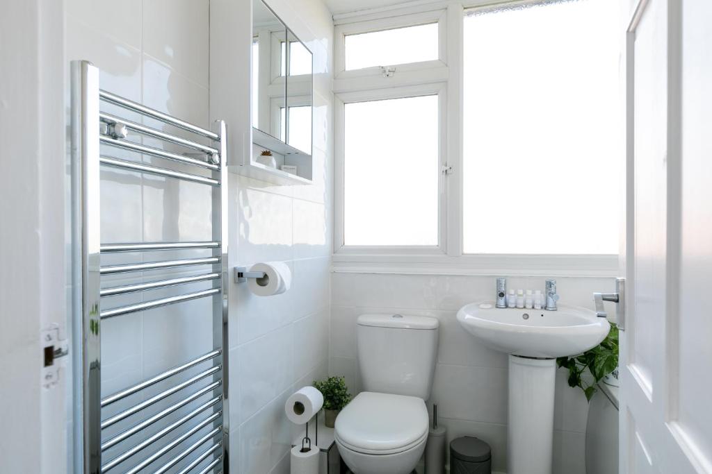 Stylish House & Work and Leisure inc FREE Parking & BHX Airport by ComfyWorkers photo