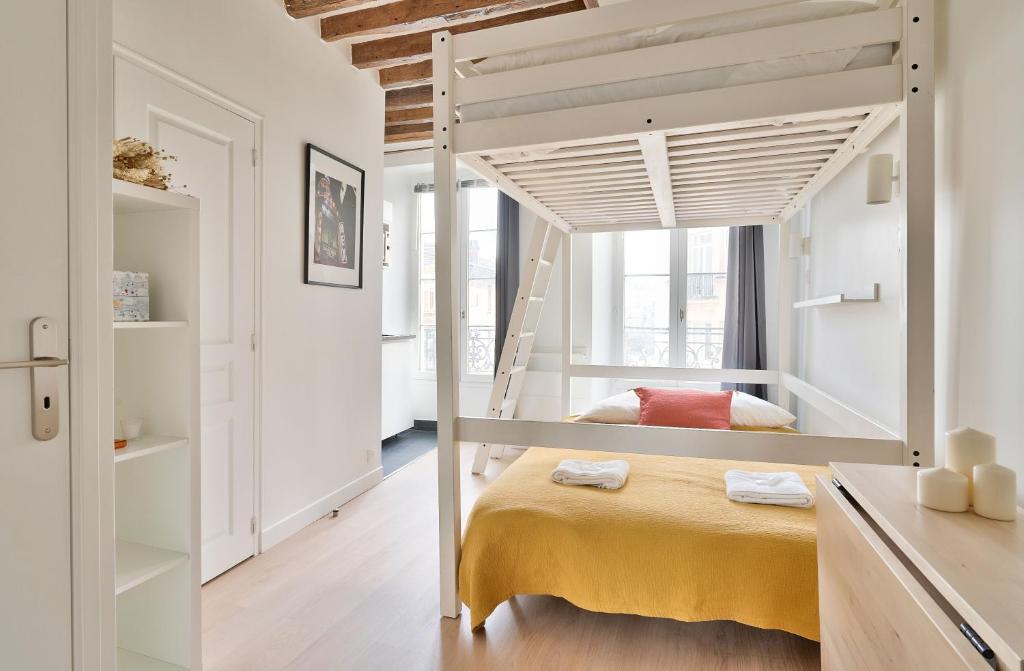 Stylish Mezzanine Studio in the Heart of Paris 3F - 2