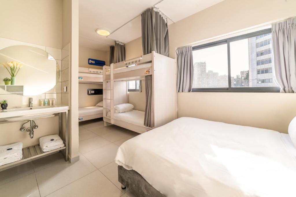 Jumbo Family Room (4 Adults + 4 Children) 