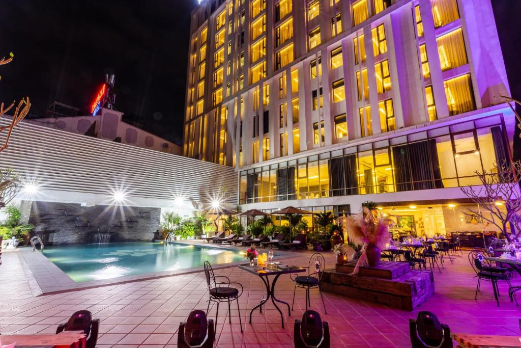 화이트 로터스 휴 호텔