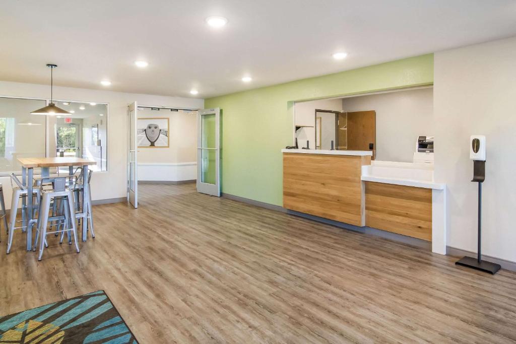 WoodSpring Suites Jacksonville Campfield Commons photo