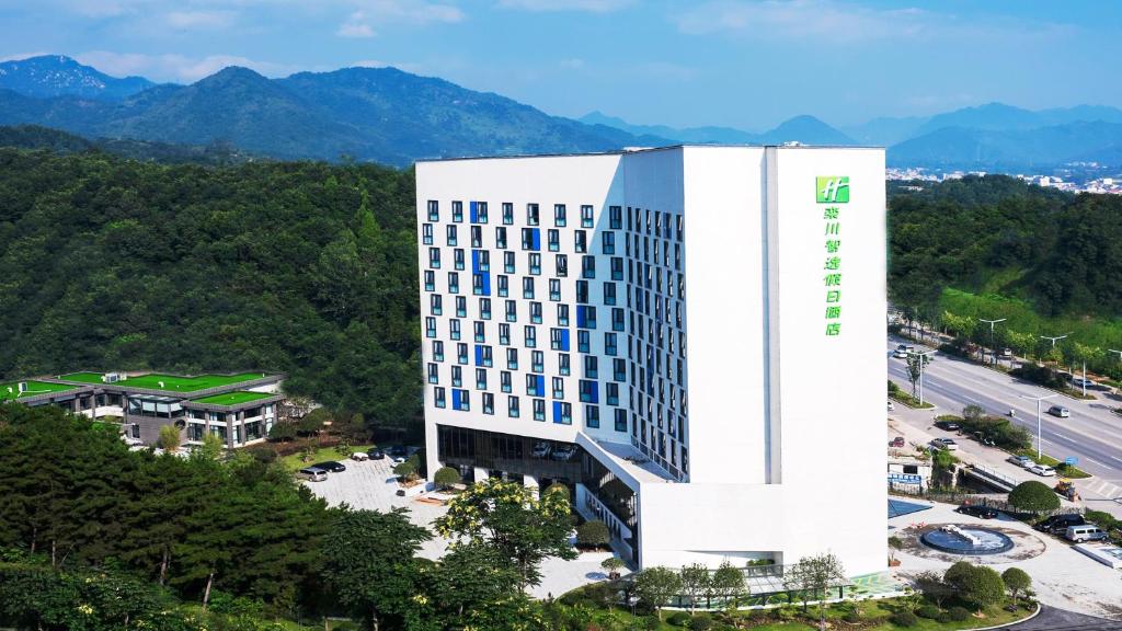 Holiday Inn Express Luanchuan photo