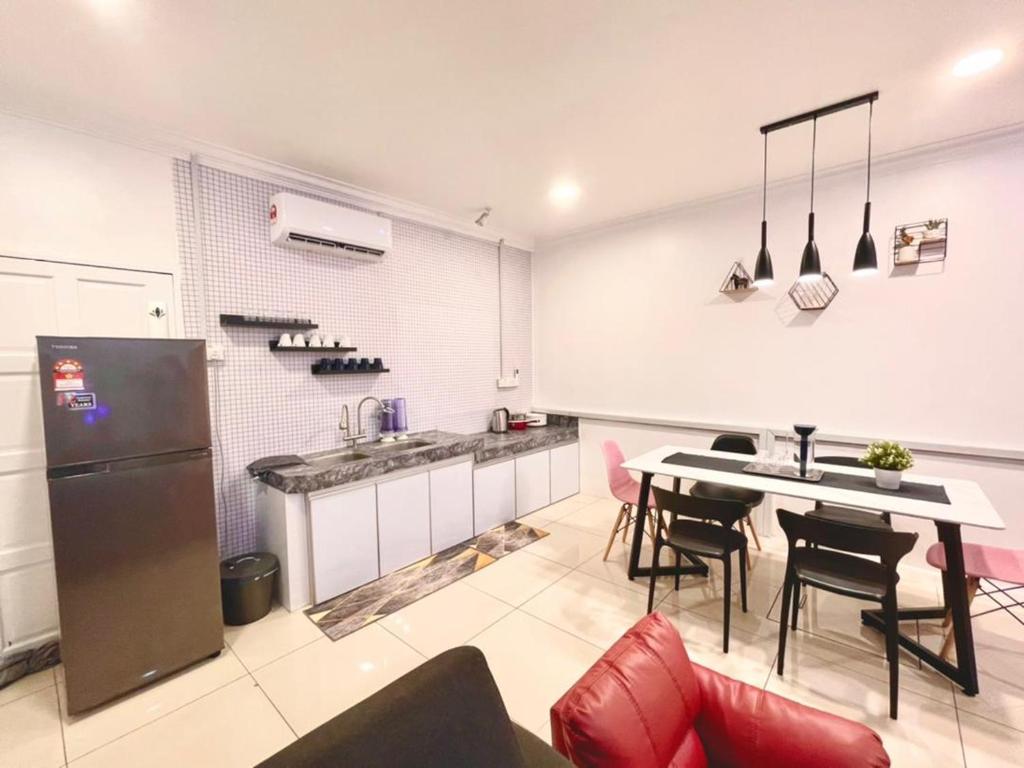 Kitchen, Pulau Ketam Street Homes Inn in Klang