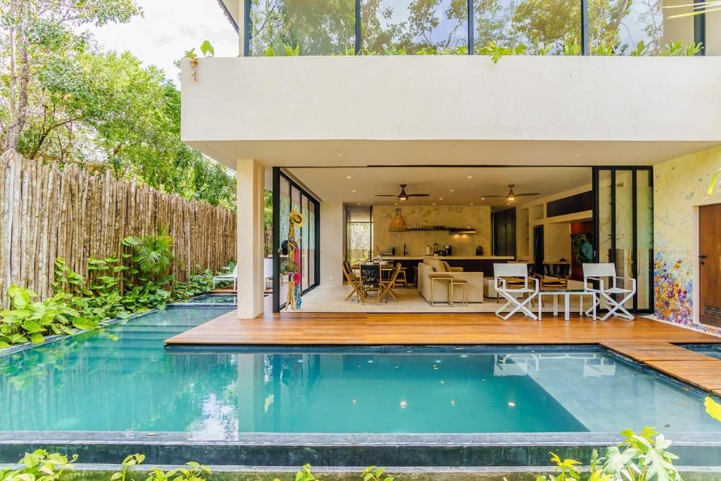 Gorgeous Flowy Space with Wrap-around Private Pool, Tulum