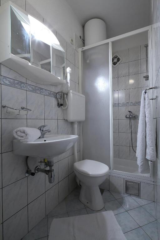 La Familia Apartments photo