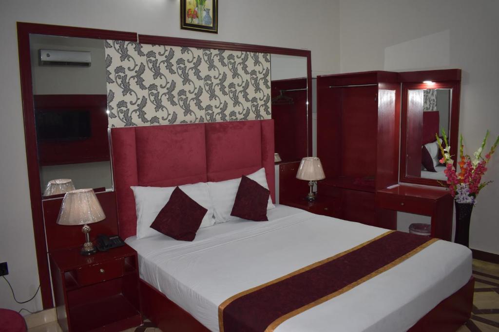 Safari Hotel (Davis Road) photo