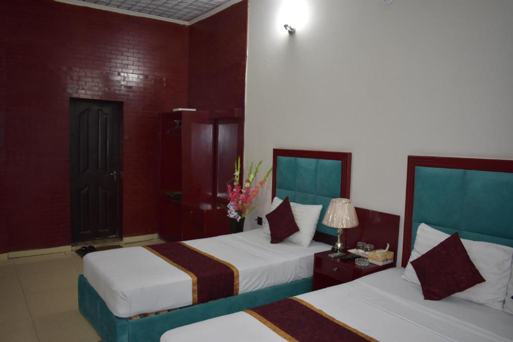 Safari Hotel (Davis Road) photo