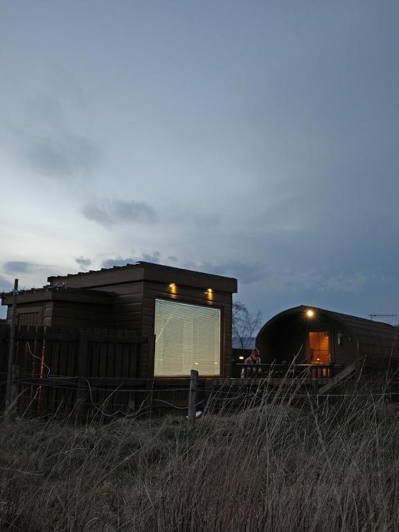 Highland Stays - Ben View Studio Pod & Jacuzzi Bath photo