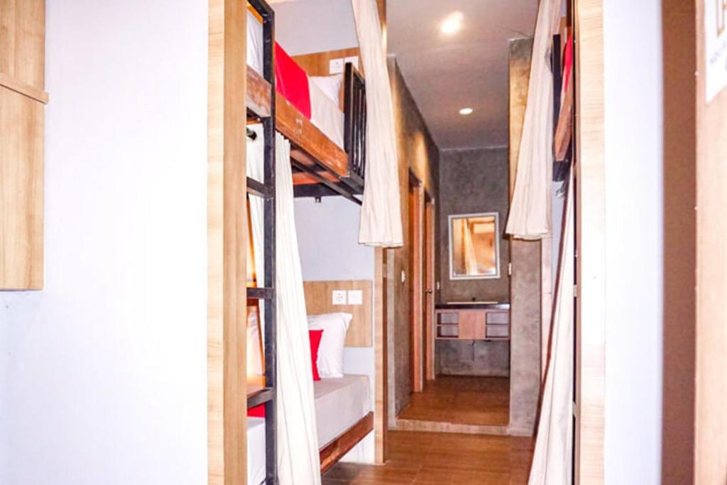 レッドドアーズ ホステル ニア ングラライ エアポート (RedDoorz Hostel Near Ngurah Rai Airport Kuta)