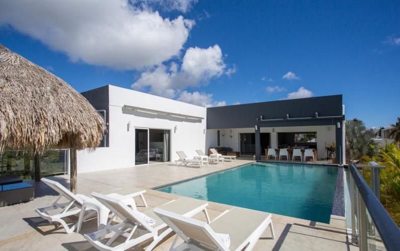 Luxe gezinsvilla met zeezicht Jan Thiel villa Grey Noble 전경