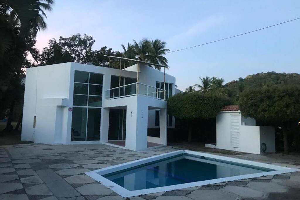 Casa economica con alberca privada en Manzanillo, México - opiniones,  precios | Planet of Hotels