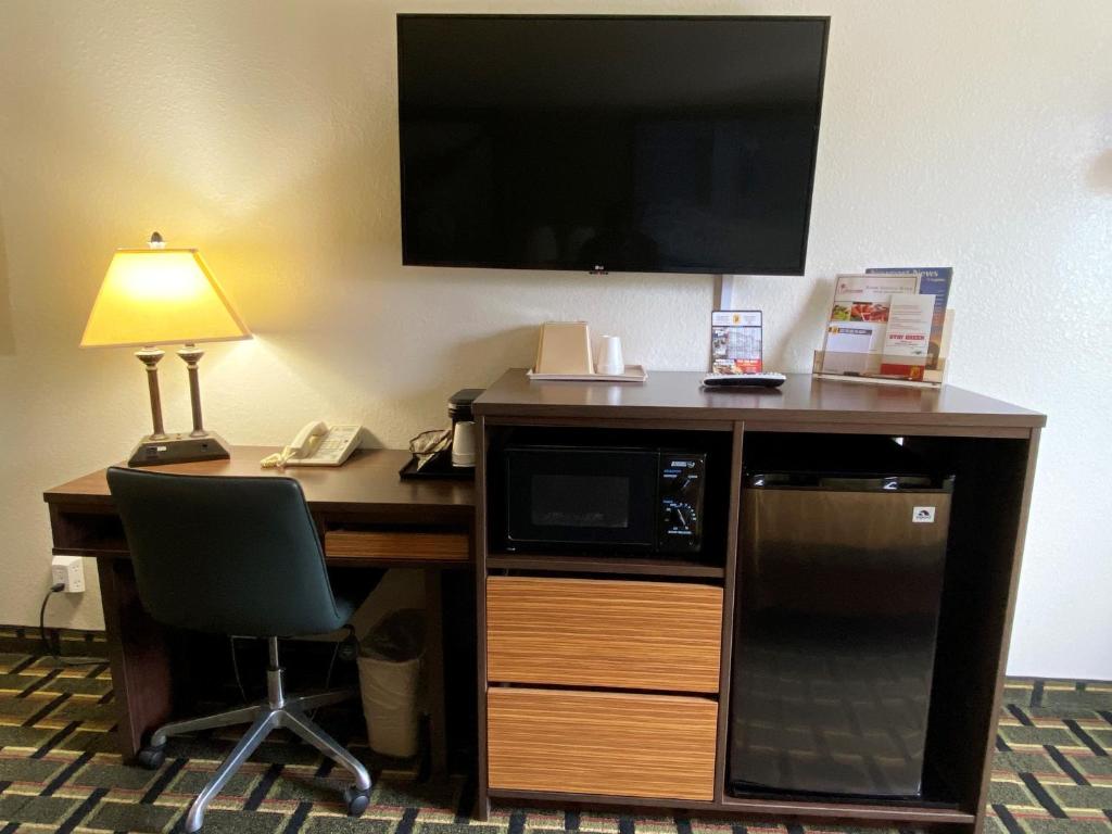Super 8 By Wyndham Newport News/Jefferson Ave. photo