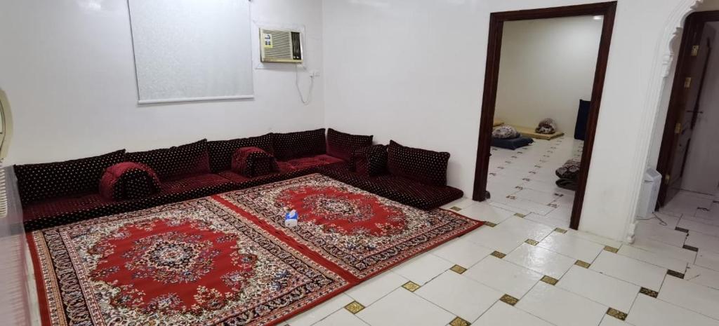 شقة عائلية -ليست فندقية- 8 دقائق بالسيارة للحرم أو قباء - photo