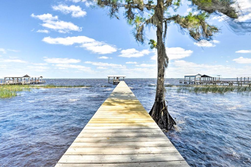 Renovated Crescent Lake Escape with Waterfront Deck!, Crescent City