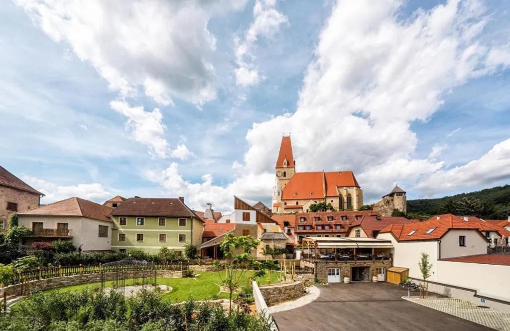 Hotel-Restaurant Kirchenwirt, hotel in Weissenkirchen in der Wachau