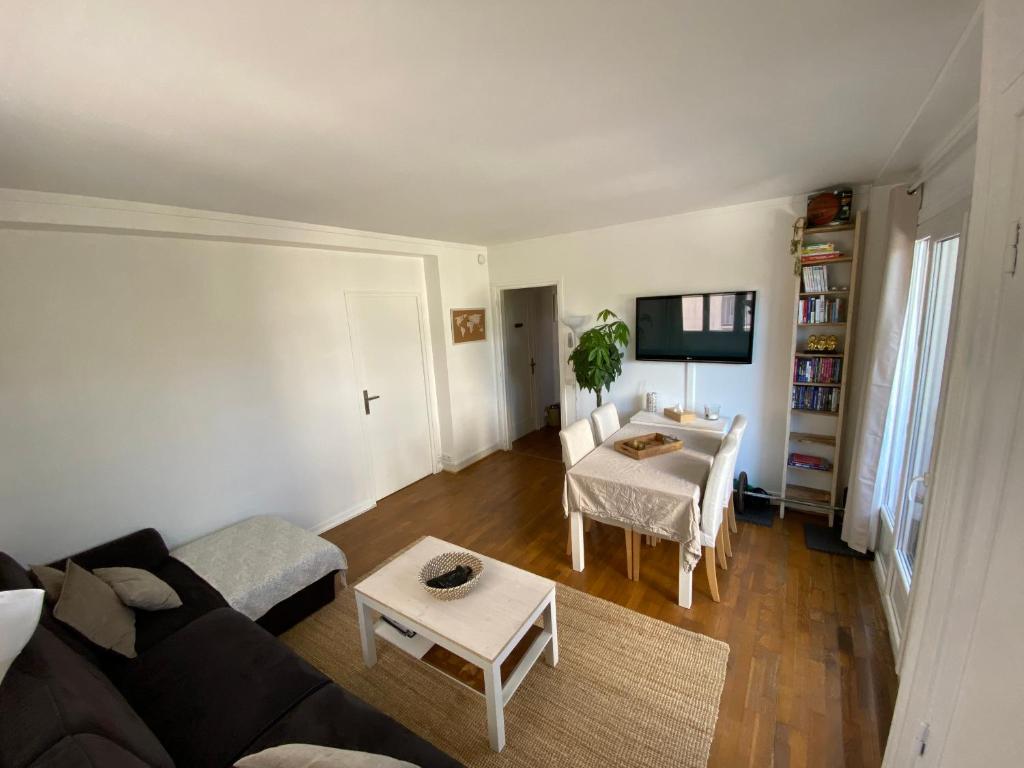 Belle Appartement lumineux avec balcon plein centre . - 3