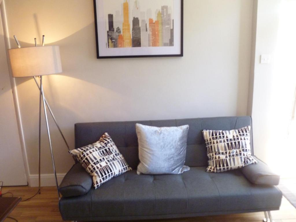 3 Entire Stunning & Cosy Apartments in same property, 4 Double Bedrooms, 3 Bathrooms, 3 Kitchens, Terrace, Kidderminster