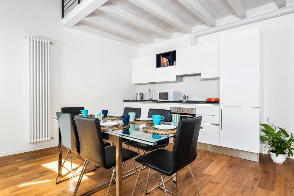 Guggenheim Luxury Suites By Bricola Apartments - 3