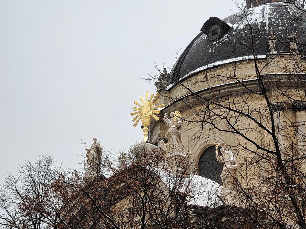 Glorious Dwelling, Lvov