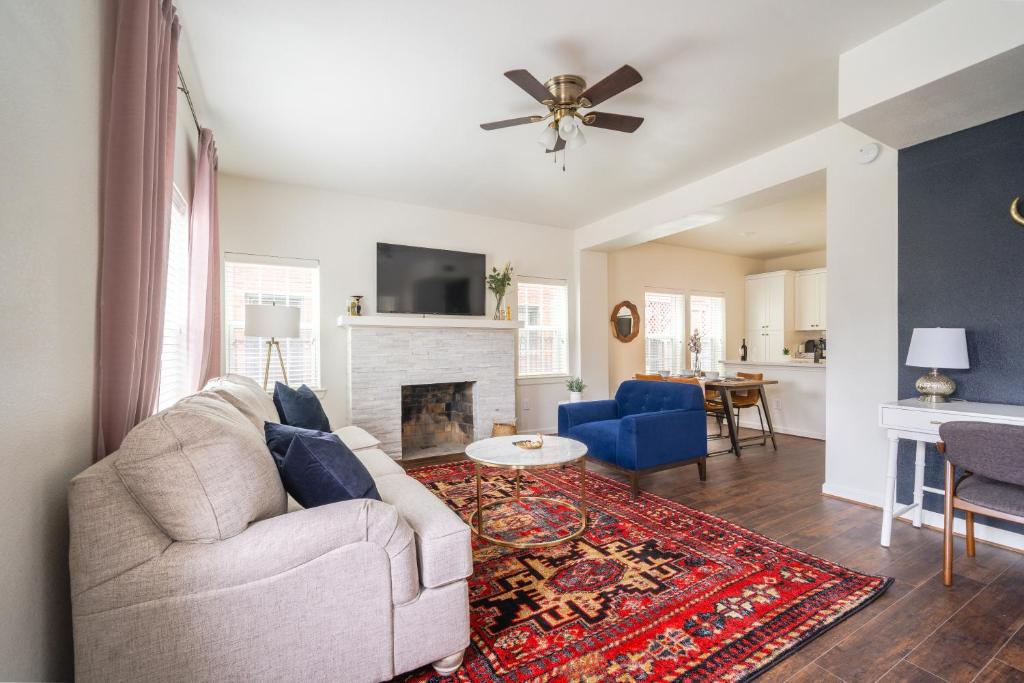 Unit 1 - Spacious & Renovated Apt Home in the City's Action photo