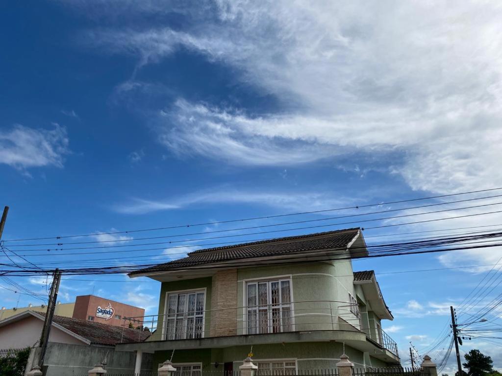 Casa grande e confortável, mobiliada completa !