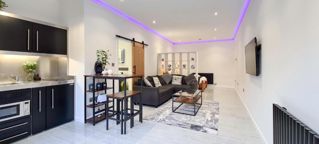 The Studio, Luxury Modern Apartment in The South Hams, Stunning walks on the doorstep, a 20 minute drive to the beautiful sandy beaches, quiet courtyard setting, Shops, Bars and Restaurants a short walk away!, Ivybridge