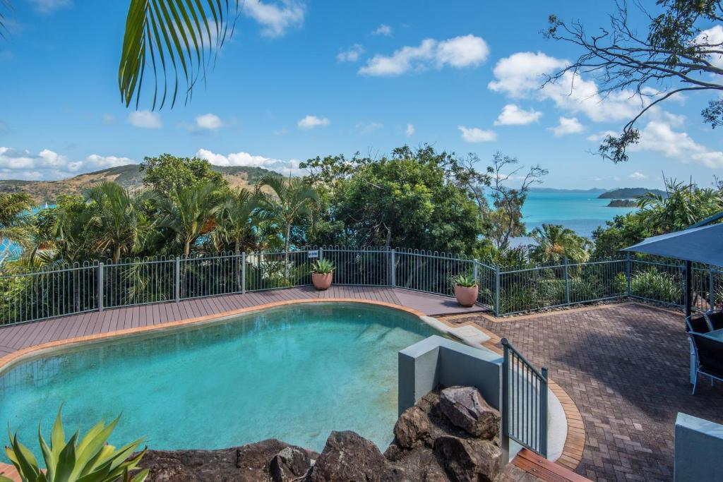 Heliconia 10 Newly Renovated Centrally Located House Hamilton Island photo