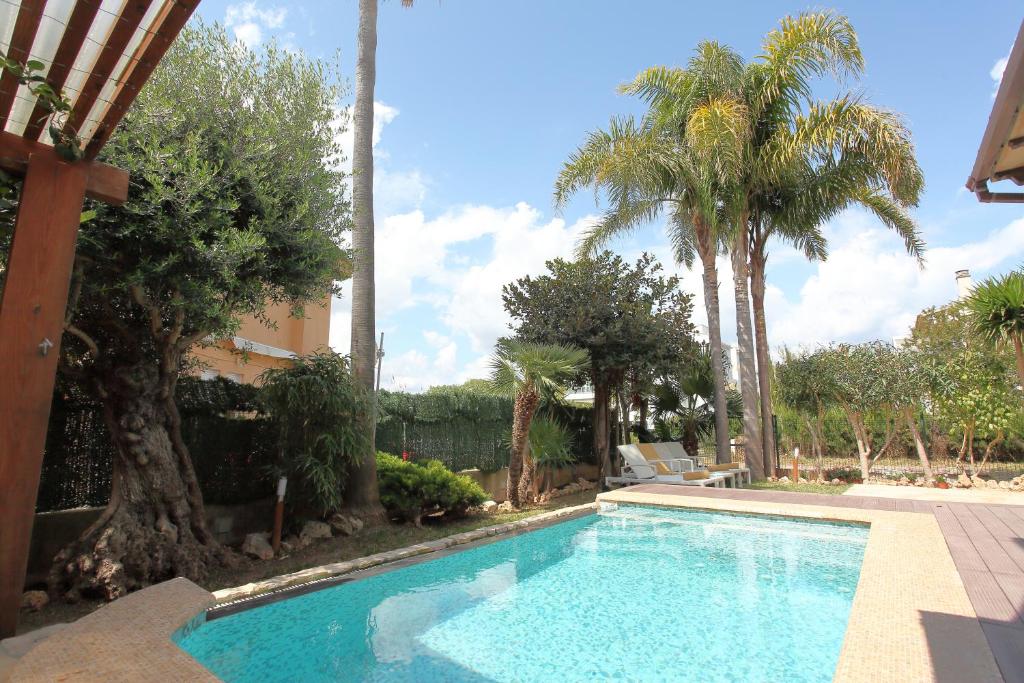 Tropical garden, villa with pool near the beach - 2