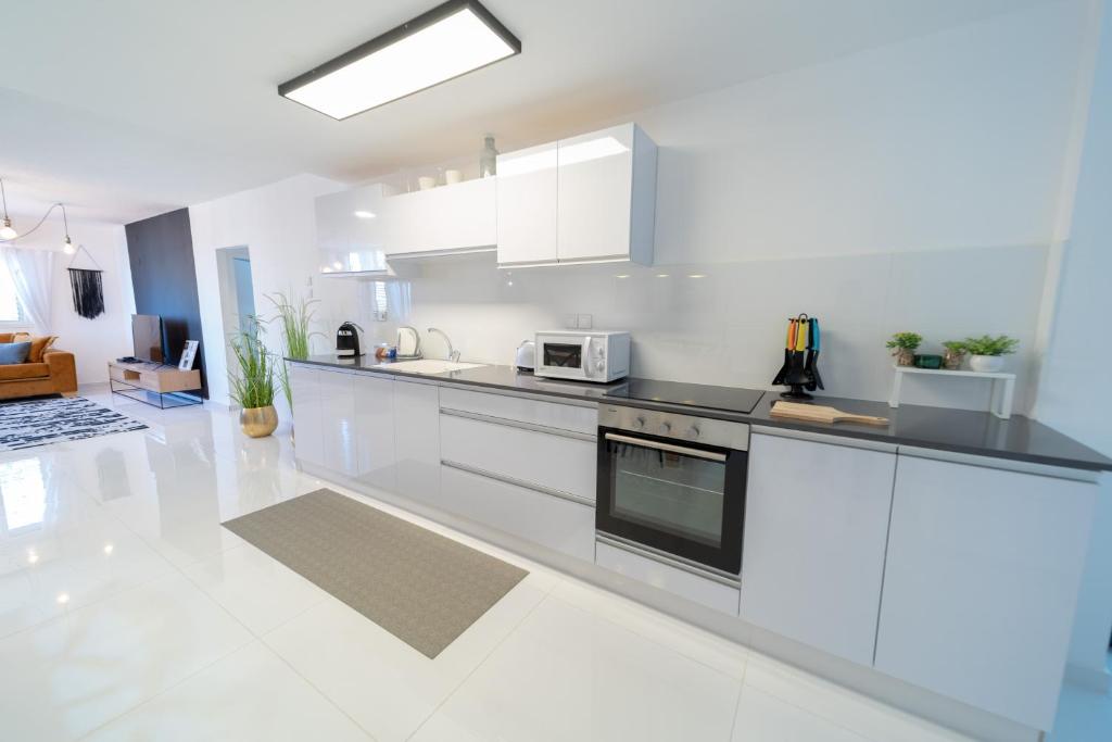 YalaRent Sunny 3BR APT photo
