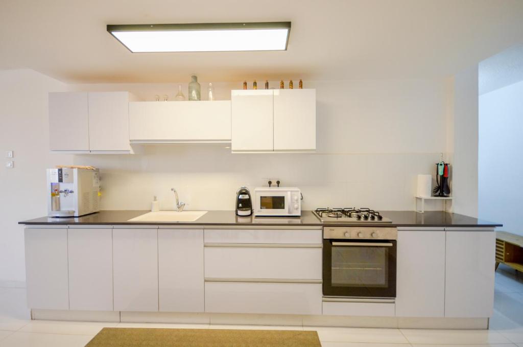 YalaRent Sunny 3BR APT photo