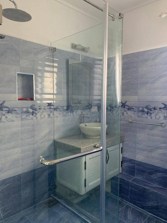 Well equipped peaceful 3 bedroom apartment photo