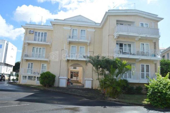 Well equipped peaceful 3 bedroom apartment photo