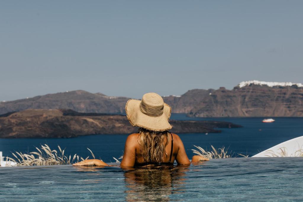 Akrorama private villas and suites — Hotel in Santorini