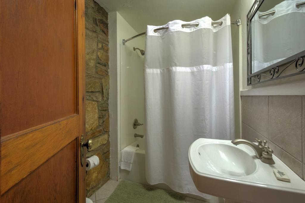 Linville Falls Lodge & Cottages photo