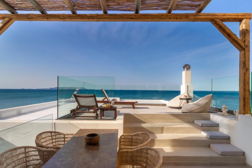 Wave, an Idyllic Seafront Suite, Kokkíni Khánion