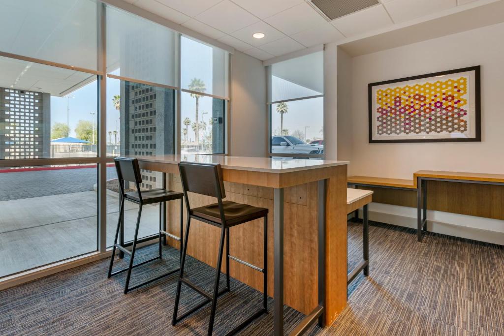 Holiday Inn Express and Suites Phoenix Dwtn - State Capitol photo