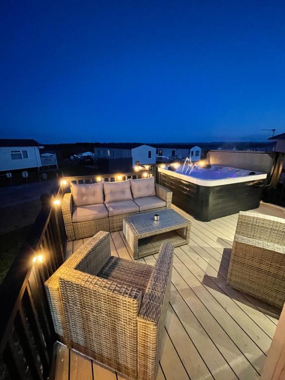 Eagles View - 2 bed hot tub lodge with free golf, NO BUGGY, Swarland
